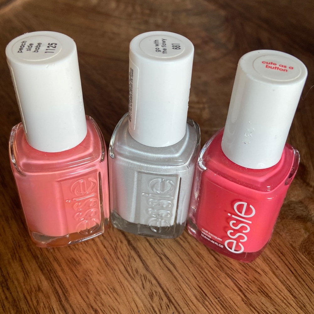 **FREE with Bundle!** ESSIE  Nailpolish